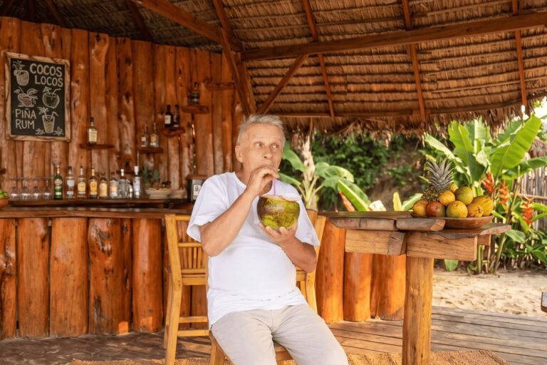 Hombre mayor disfrutando de su retiro y la tranquilida que le da estar al día con los impuestos de Airbnb en Costa Rica